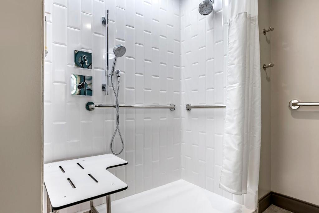 Четырехместный (Queen Room with Two Queen Beds and Sofa Bed - Accessible/Non Smoking), Cambria Hotel Orlando Airport