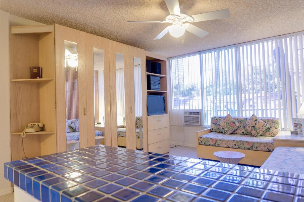 Студио (Номер с 1 кроватью размера «queen-size» и мини-кухней - Для некурящих, полная невозвращаемая оплата), Kuhio Banyan Hotel (with Kitchenettes)