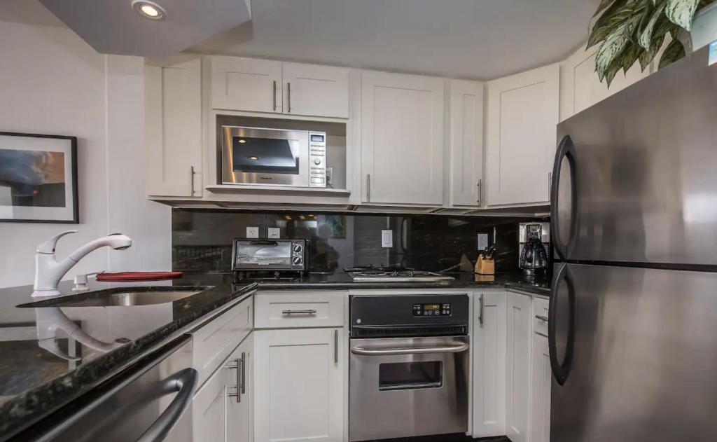 Студио (Номер-студия с балконом), Ilikai Hotel Condominiums