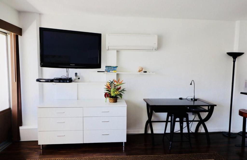 Студио (Номер-студия с балконом), Ilikai Hotel Condominiums