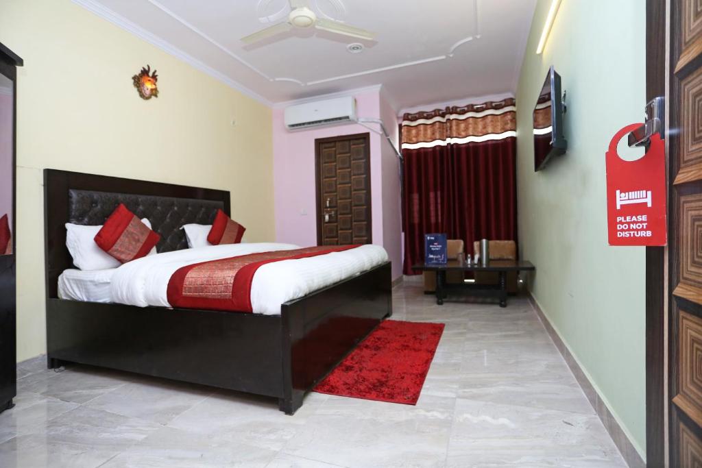 OYO 11504 N D Star Residency, Нью-Дели