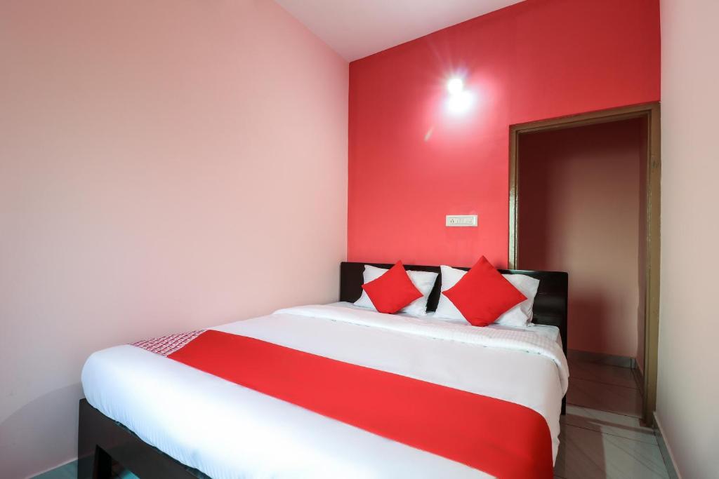 Vaccinated Staff- OYO 48879 GN Comforts, Бангалор