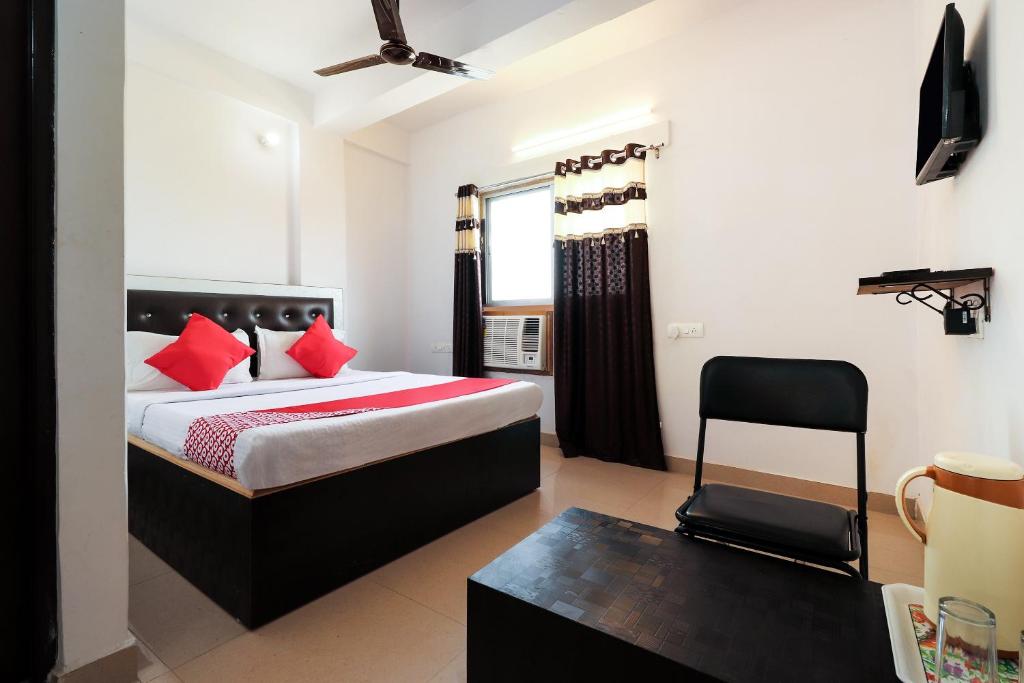 Vaccinated Staff- OYO 6724 Hotel Pragya International, Варанаси