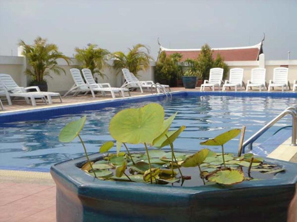 Отель Rambuttri Village Plaza, Бангкок