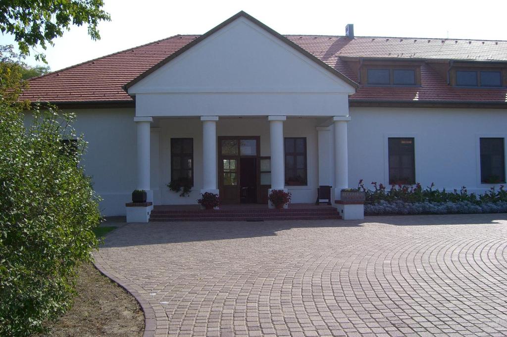 Sarlóspuszta Club Hotel, Кечкемет