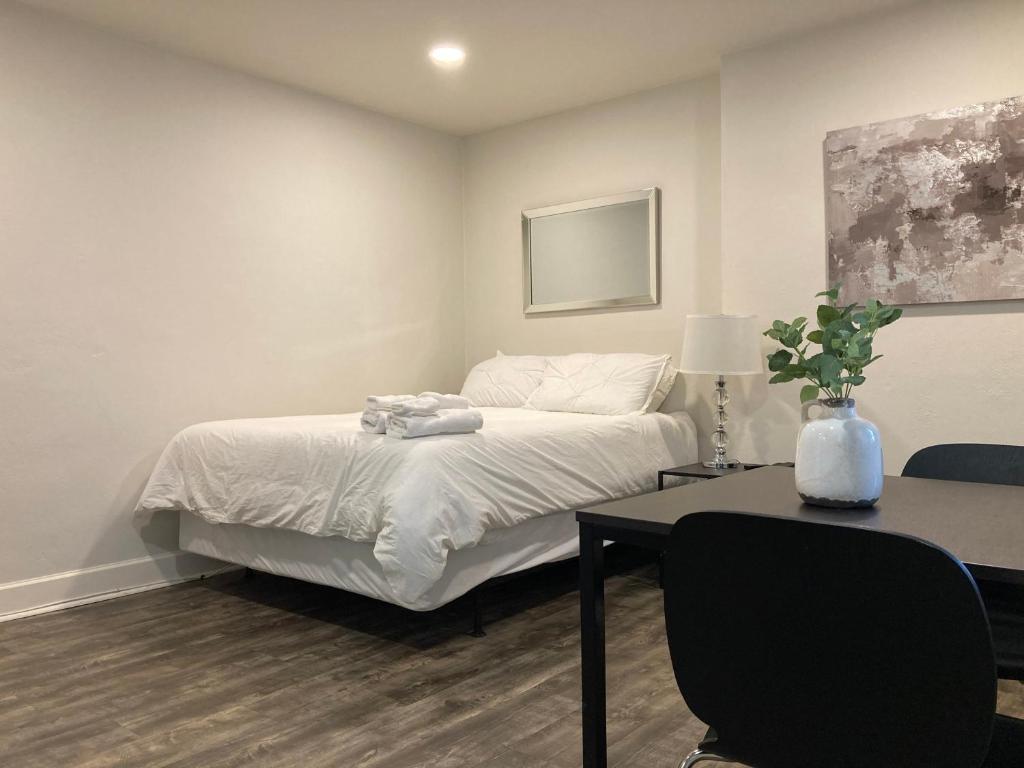 Downtown Living Studio in HOT ATLANTA! Close to all Main Tourist Attractions, Атланта