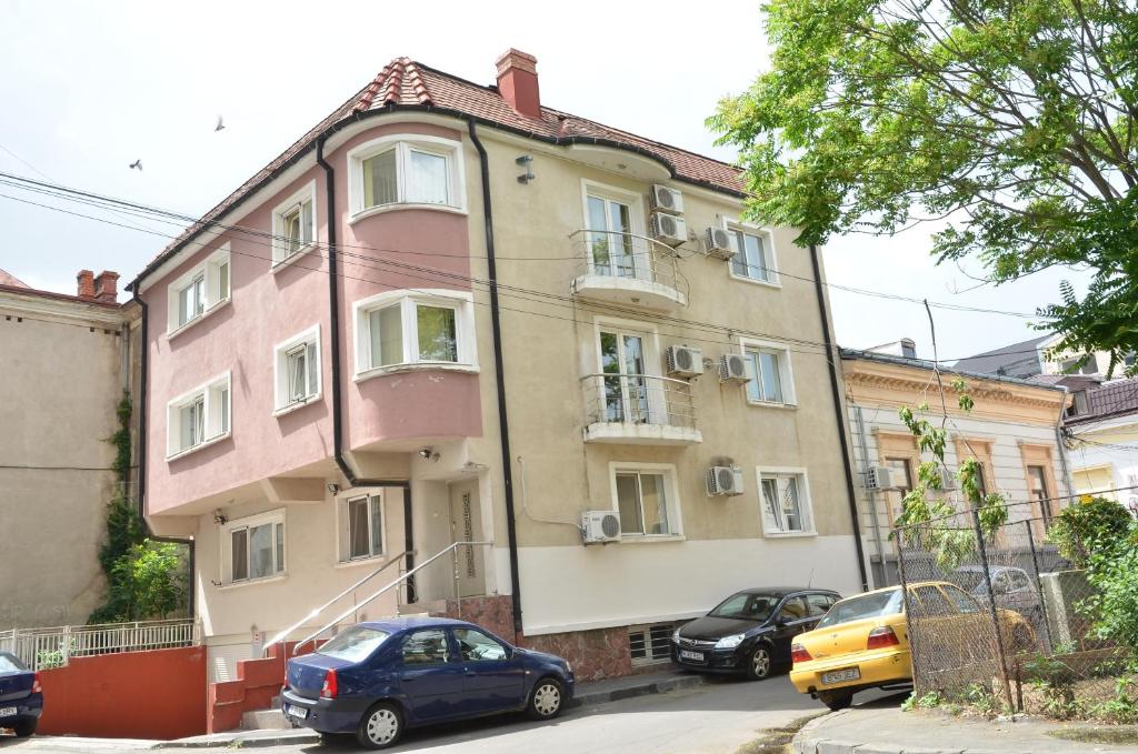 Attic Apartment by RDC, Бухарест