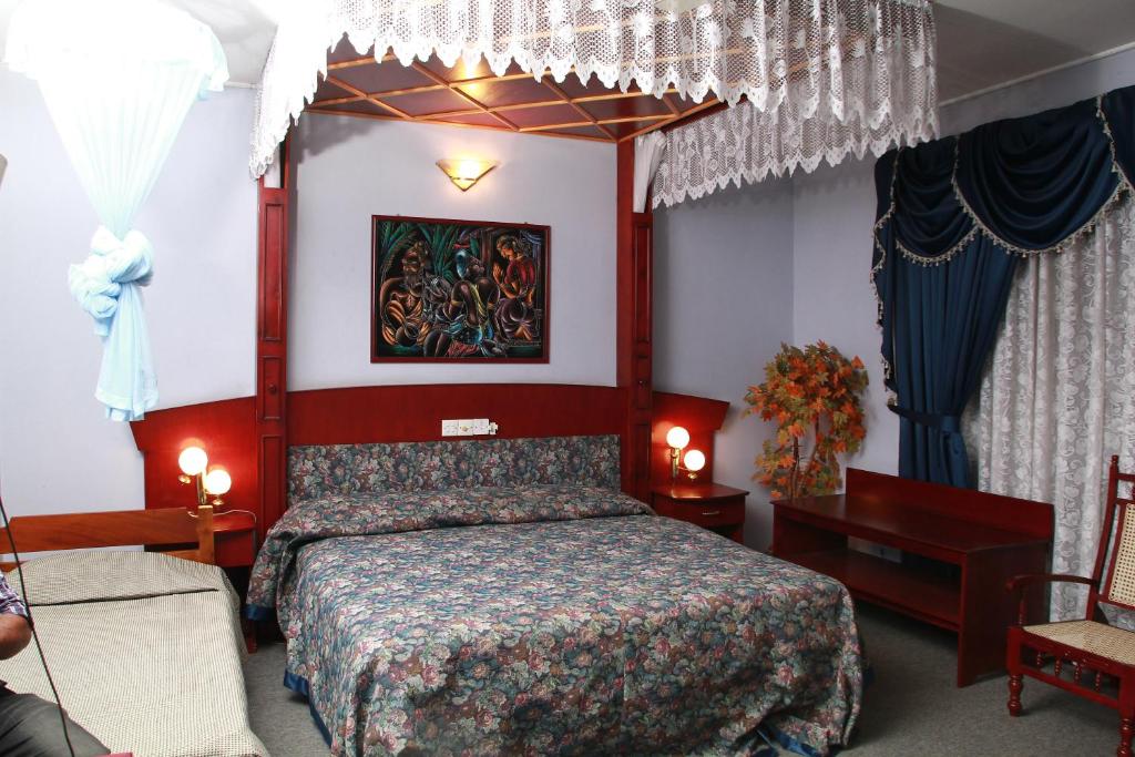 Riverdale Hotel, Канди