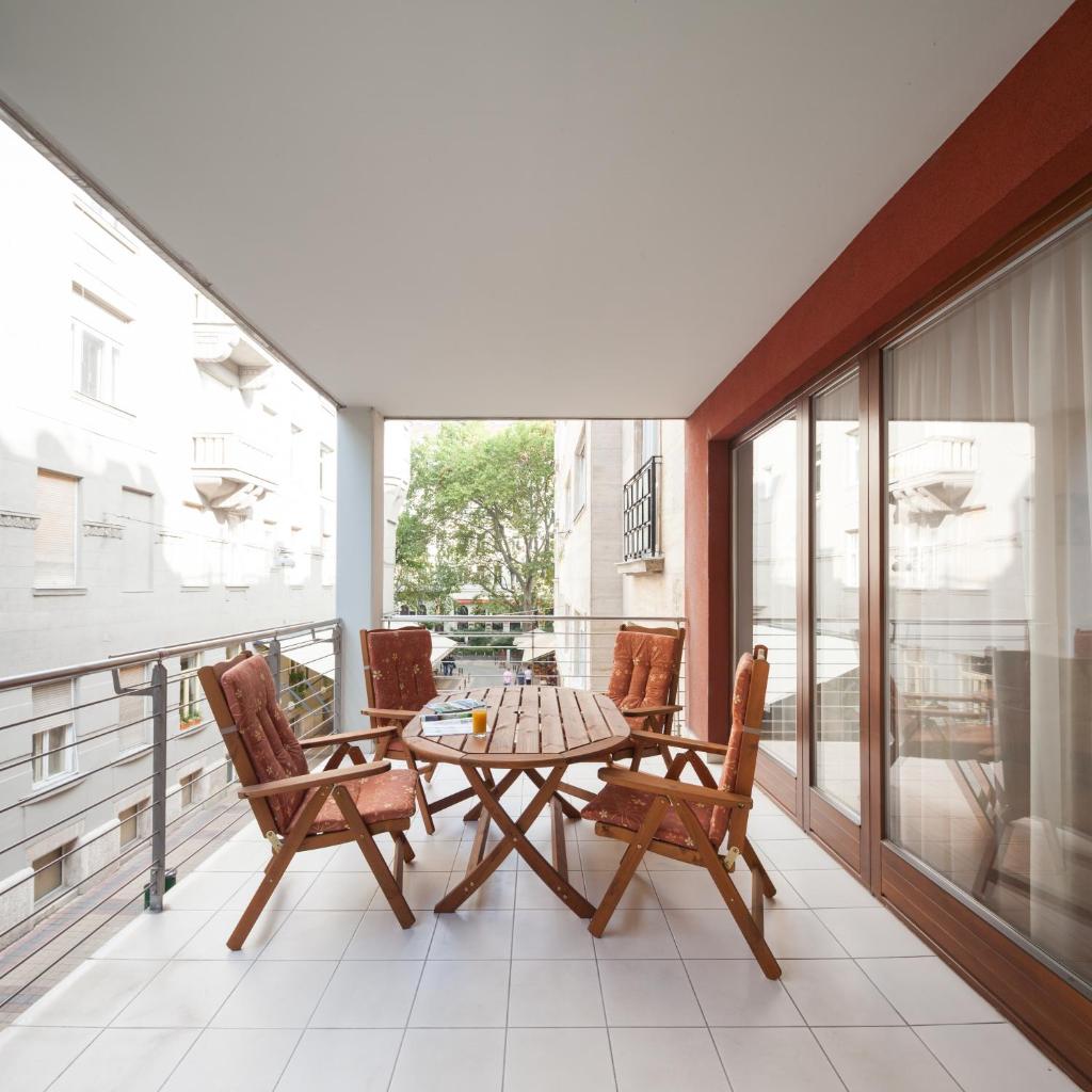 Апартаменты (Апартаменты с 2 спальнями и балконом), Quality Point Apartments