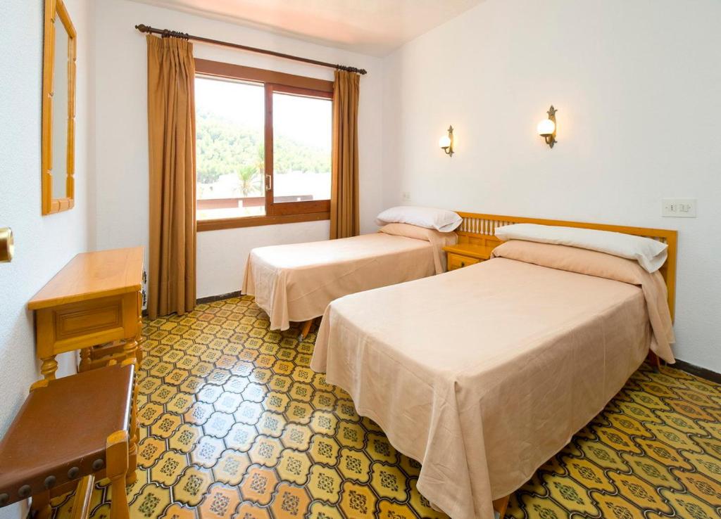 Apartamentos Cala LLonga Playa, Ибица