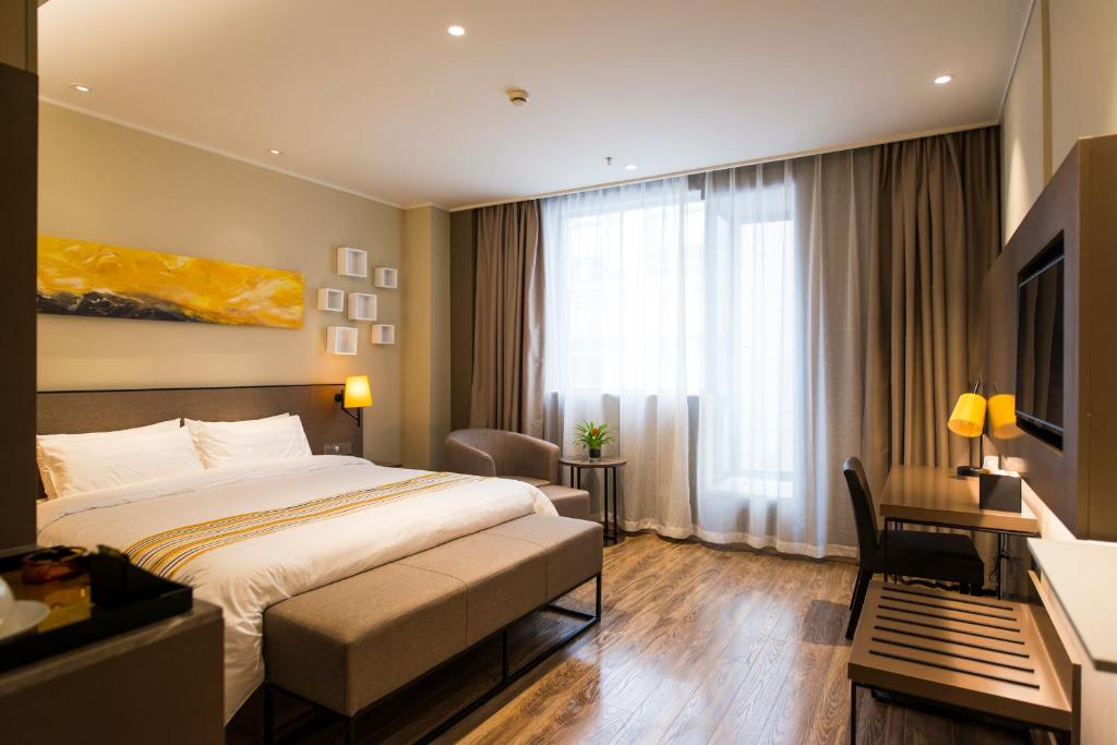 Home Inn Plus Shanghai Xujiahui, Шанхай