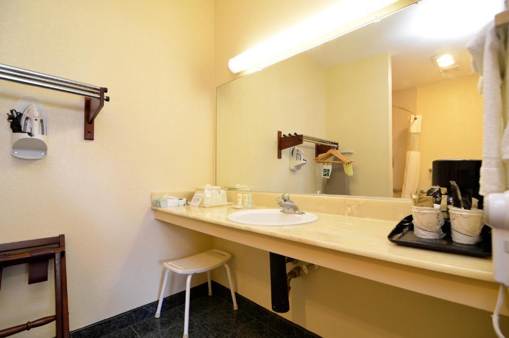 Двухместный (Standard King Room with Accessible Tub - Non-Smoking), Quality Inn San Diego I-5 Naval Base