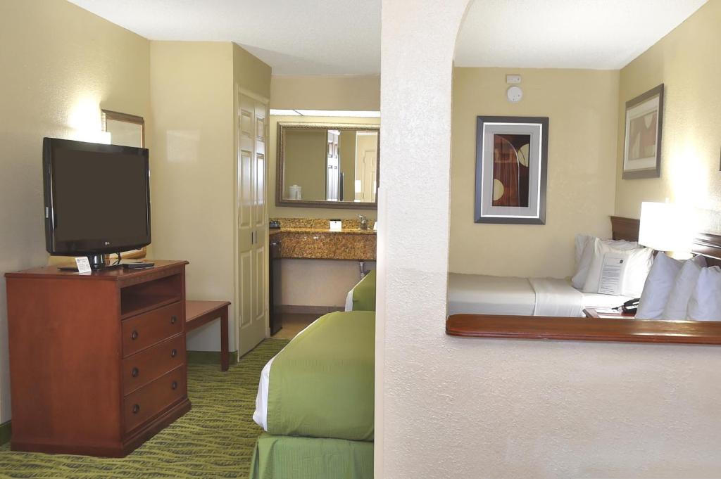 Сьюит (Люкс с 2 кроватями размера 