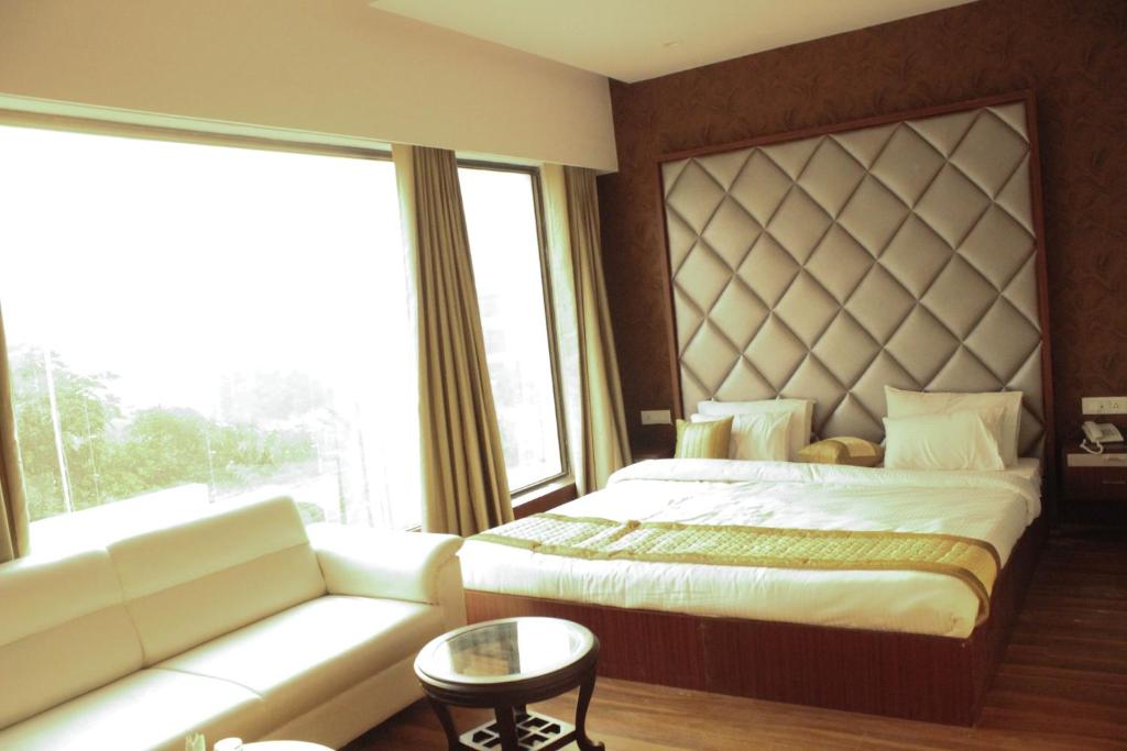 Двухместный (Двухместный номер «Премиум» с 1 кроватью), The Asian Suites-Huda City Centre