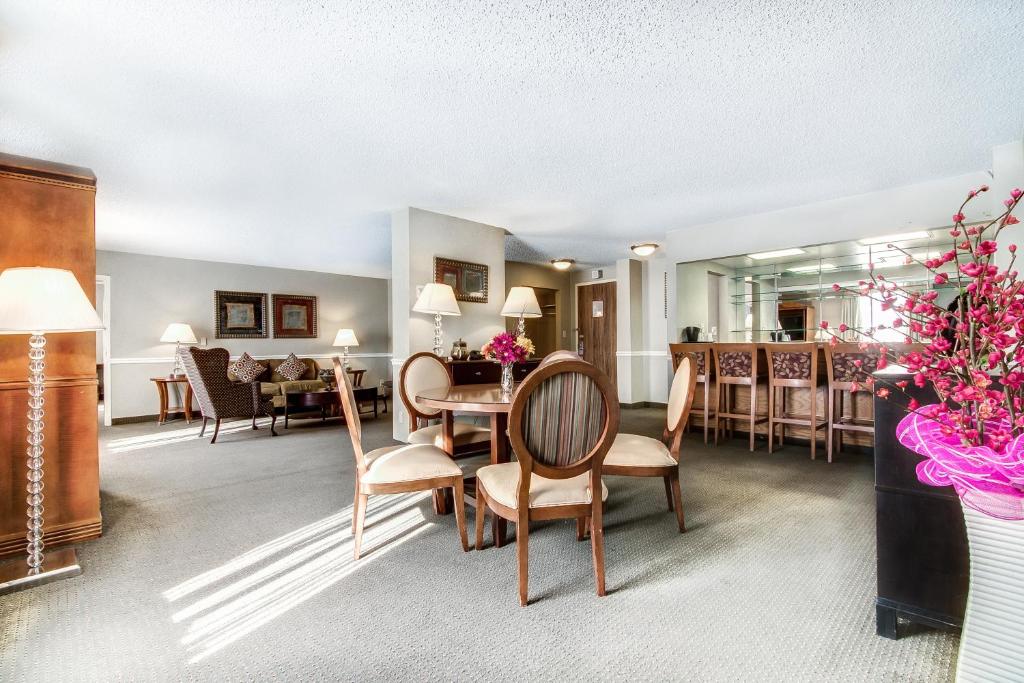 Сьюит (Люкс с 1 спальней и кроватью размера «king-size» - Для некурящих), Ramada Plaza by Wyndham Atlanta Airport