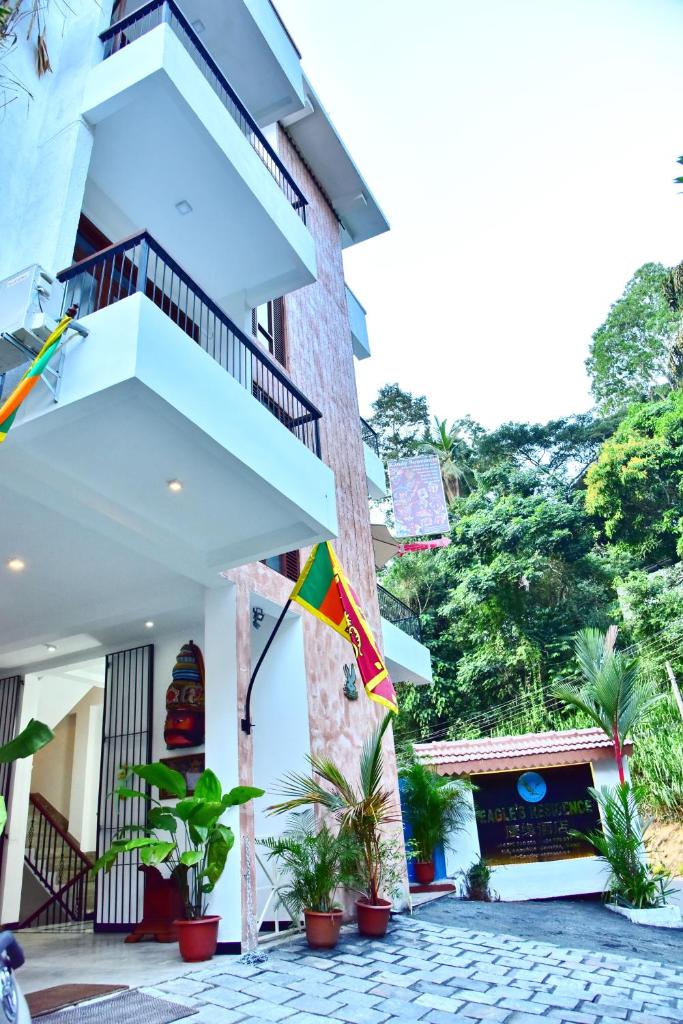 Eagle's Residence, Канди