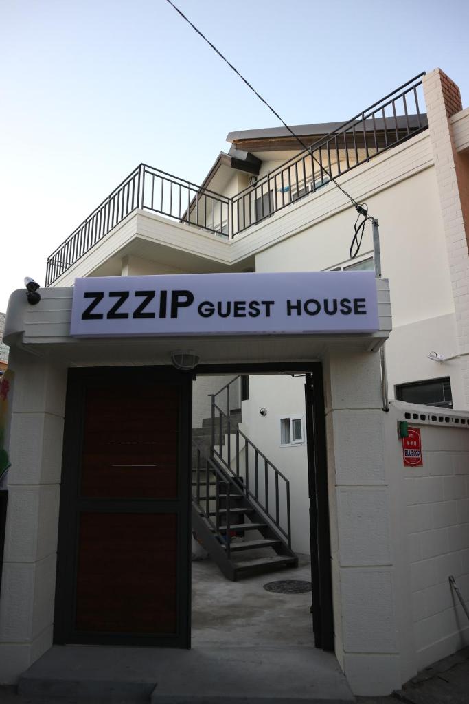 Zzzip Guesthouse in Hongdae, Сеул