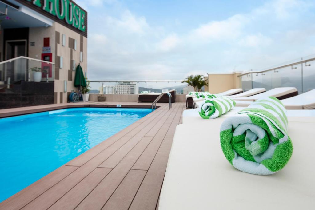 Green LightHouse Hotel, Нячанг