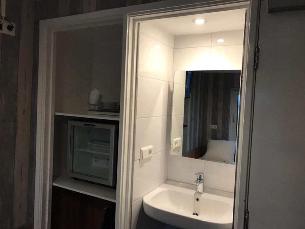 Двухместный (Двухместный номер с 2 отдельными кроватями и общей ванной комнатой), Budget Hotel De Witte Hoeck Amsterdam Wormerveer