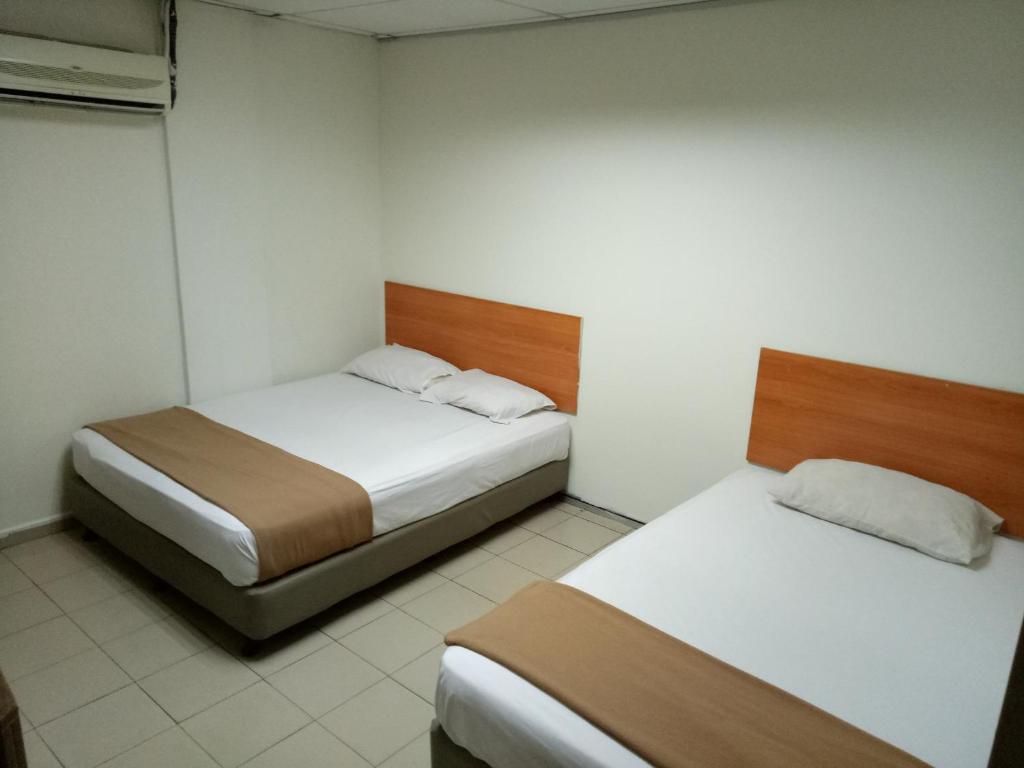 Трехместный (Трехместный номер с общей ванной комнатой), Hotel Hibiscus City (PUDU)