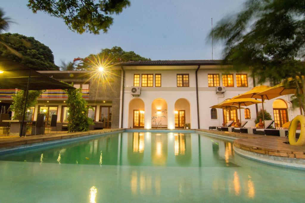 The Elephant Stables, Канди