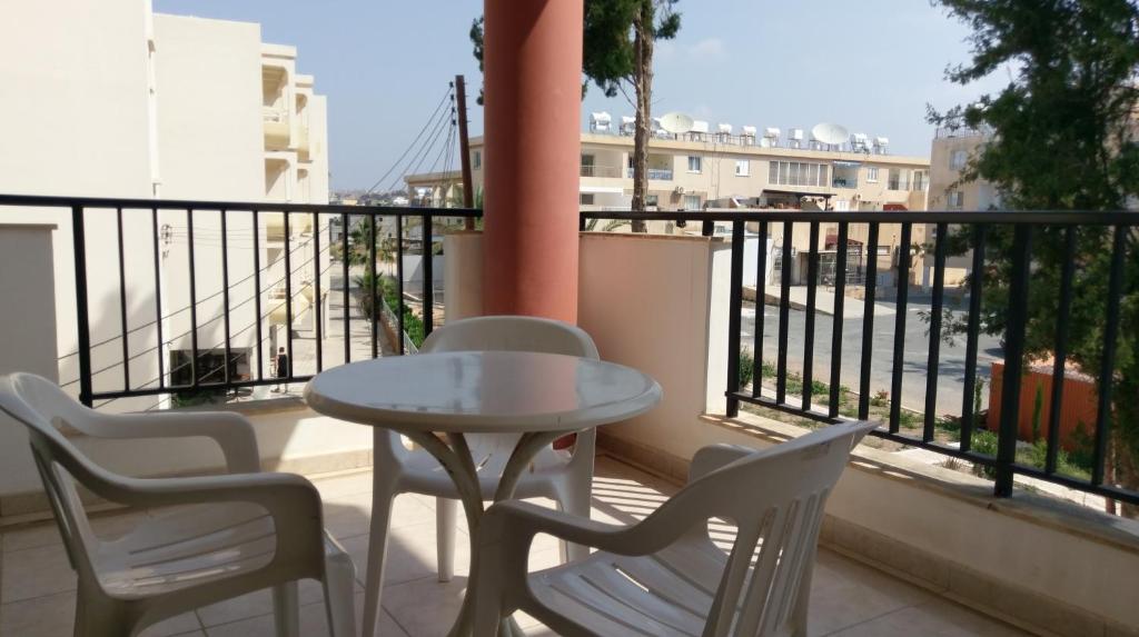 New York Plaza Hotel Apartments, Пафос