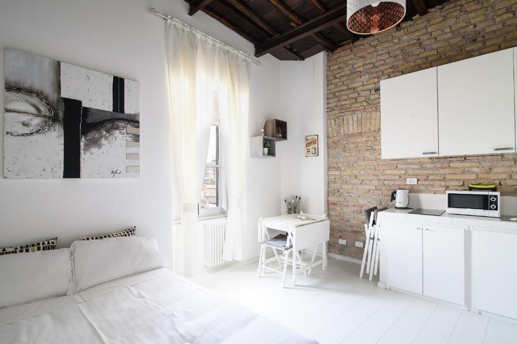 White Ostilia Apartments, Рим