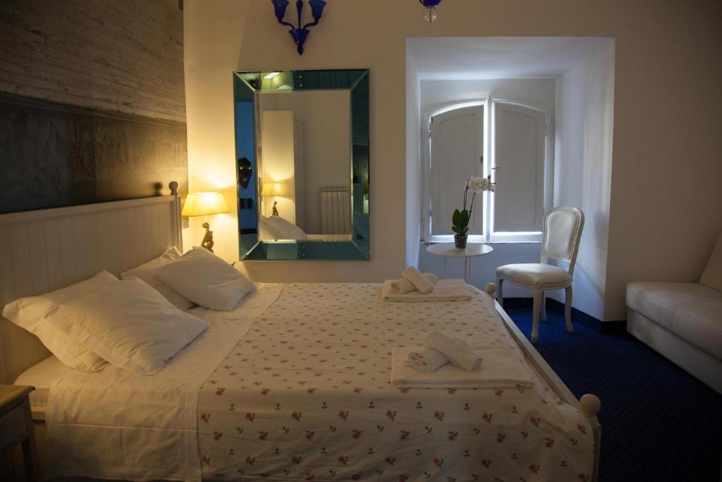 Трехместный (Роскошный трехместный номер - Via Leone IV 38) гостевого дома Deluxe Rooms, Рим