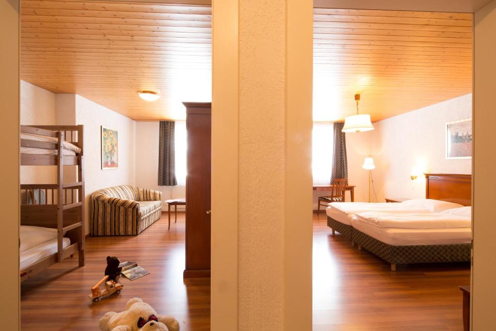 Сьюит (Семейный люкс (для 2 взрослых и 2 детей)) отеля Belle Epoque Hotel Victoria, Кандерштег