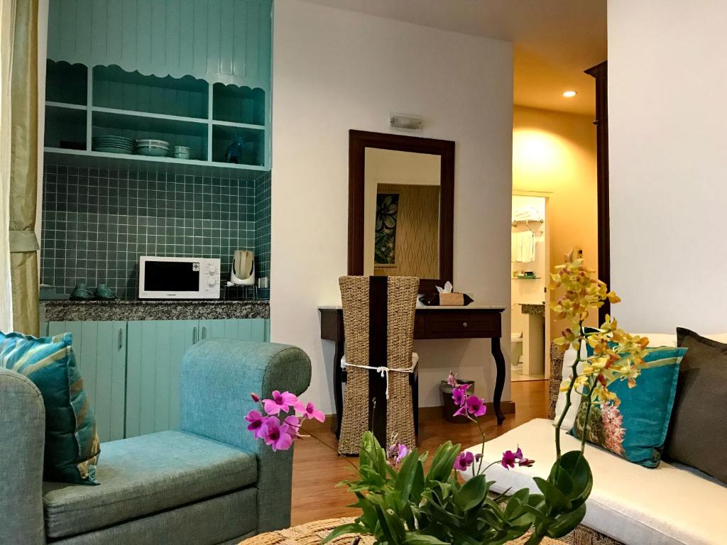 Сьюит (Phuket Sandbox : Two-Bedroom Family Suite + One Way Airport Transfer (Minimum 7 nights stay)) отеля Casa Blanca Boutique Hotel, Пхукет