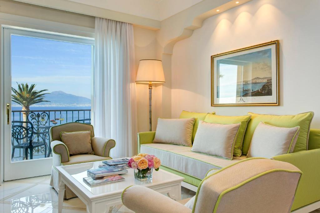 Сьюит (Королевский люкс «Комфорт» с террасой и гидромассажной ванной, вид на море) отеля Grand Hotel Royal, Сорренто
