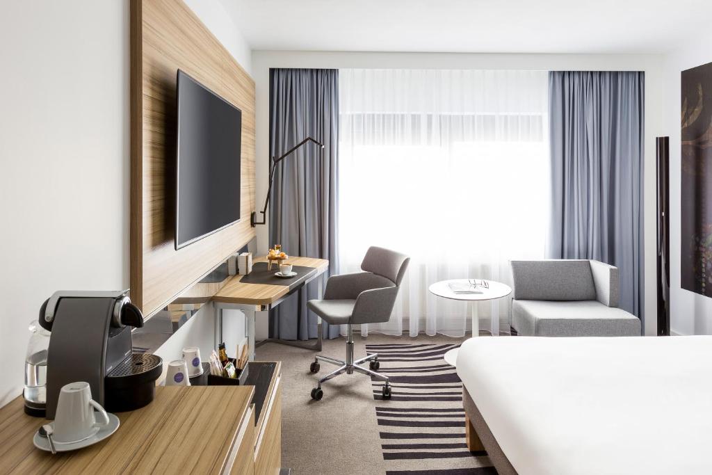 Двухместный (Представительский номер с кроватью размера «queen-size») отеля Novotel Amsterdam City, Амстердам