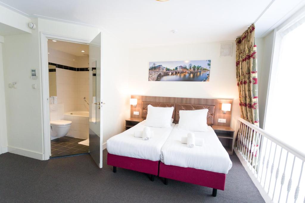 Двухместный (Улучшенный двухместный номер с 2 отдельными кроватями и ванной) отеля Hotel Park Plantage, Амстердам