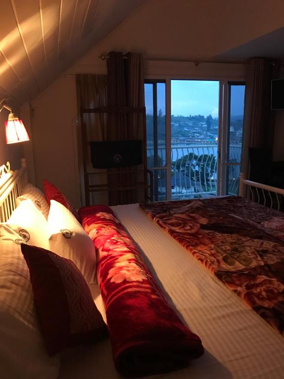 Двухместный (Улучшенный двухместный номер с 1 кроватью, вид на озеро и горы) отеля Misty Paradise of Lake Gregory, Нувара-Элия