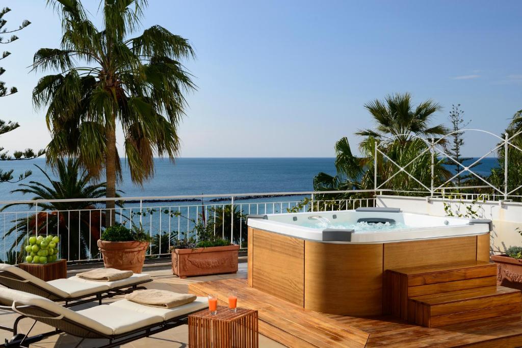 Сьюит (Люкс с террасой и гидромассажной ванной) отеля Royal Hotel Sanremo, Сан-Ремо
