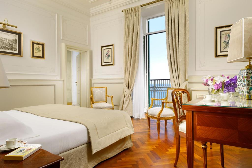 Сьюит (Люкс с кроватью размера «king-size» и балконом с видом на море) отеля Royal Hotel Sanremo, Сан-Ремо