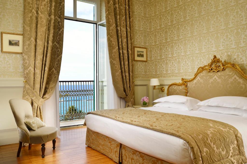 Сьюит (Люкс с кроватью размера «queen-size» и балконом с видом на море) отеля Royal Hotel Sanremo, Сан-Ремо