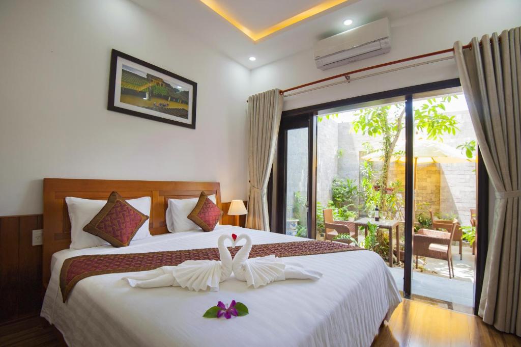 Двухместный (Luxury Double Room with Garden View) виллы Hoi An Sun Lake Homestay, Хойан
