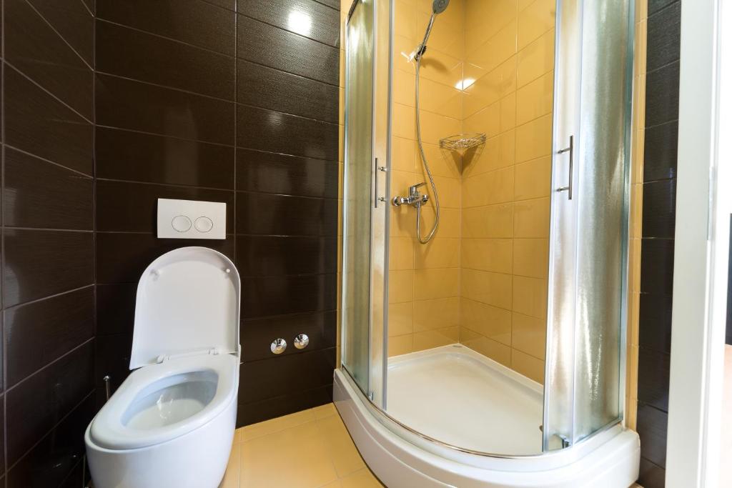 Двухместный (Двухместный номер с 1 кроватью или 2 отдельными кроватями и собственной ванной комнатой) отеля Villa Gradski Vrt, Осиек