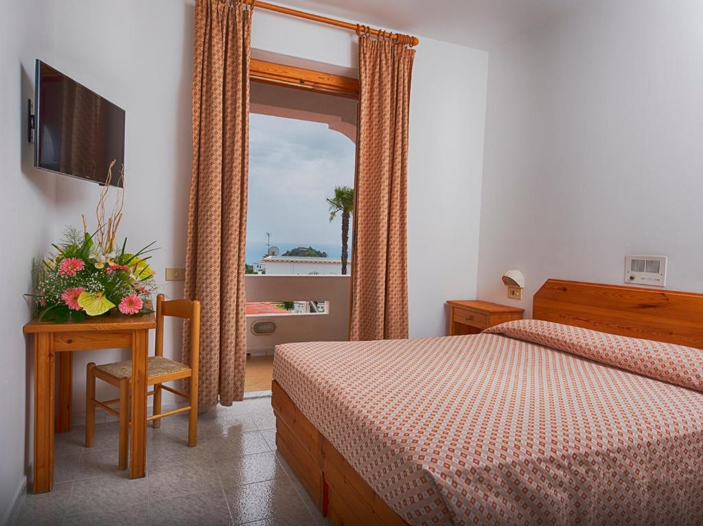 Двухместный (Двухместный номер с 1 кроватью или 2 отдельными кроватями и видом на море) отеля Hotel Villa Miralisa, Искья