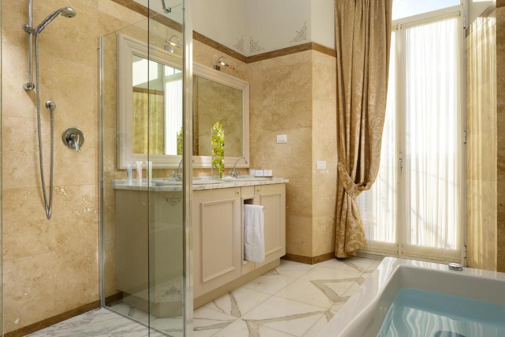Сьюит (Люкс с 2 спальнями, террасой и гидромассажной ванной) отеля Royal Hotel Sanremo, Сан-Ремо