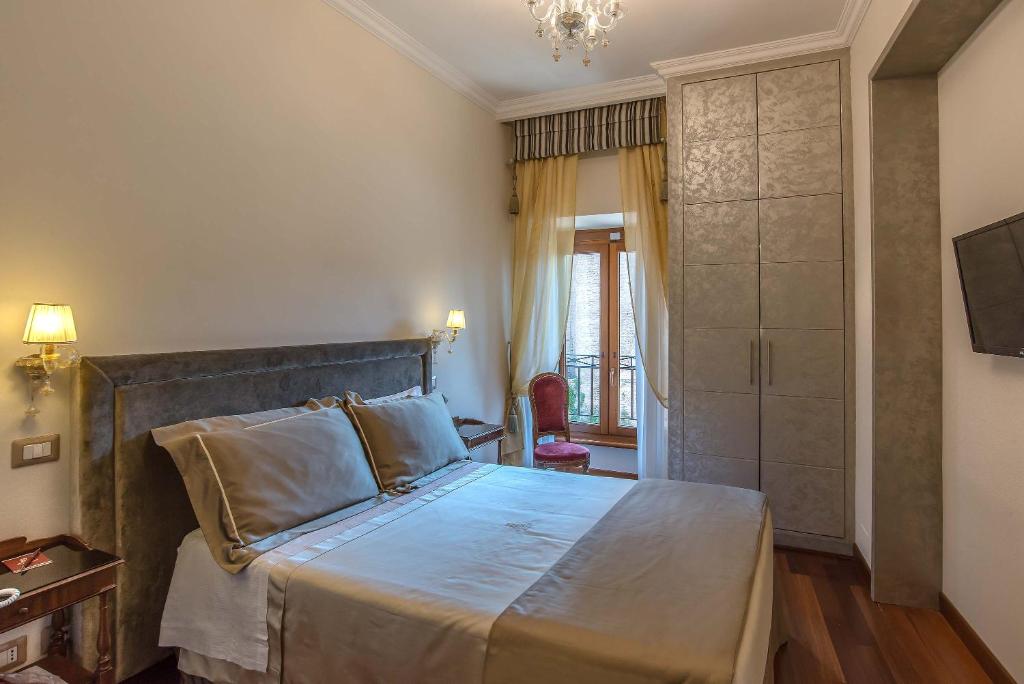 Двухместный (Классический двухместный номер с 1 кроватью для одноместного размещения) отеля Hotel Forum, Рим