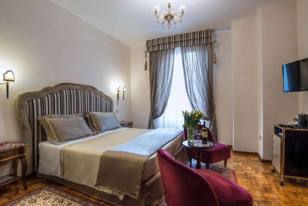 Двухместный (Двухместный номер Делюкс с 1 кроватью или 2 отдельными кроватями и окном) отеля Hotel Forum, Рим