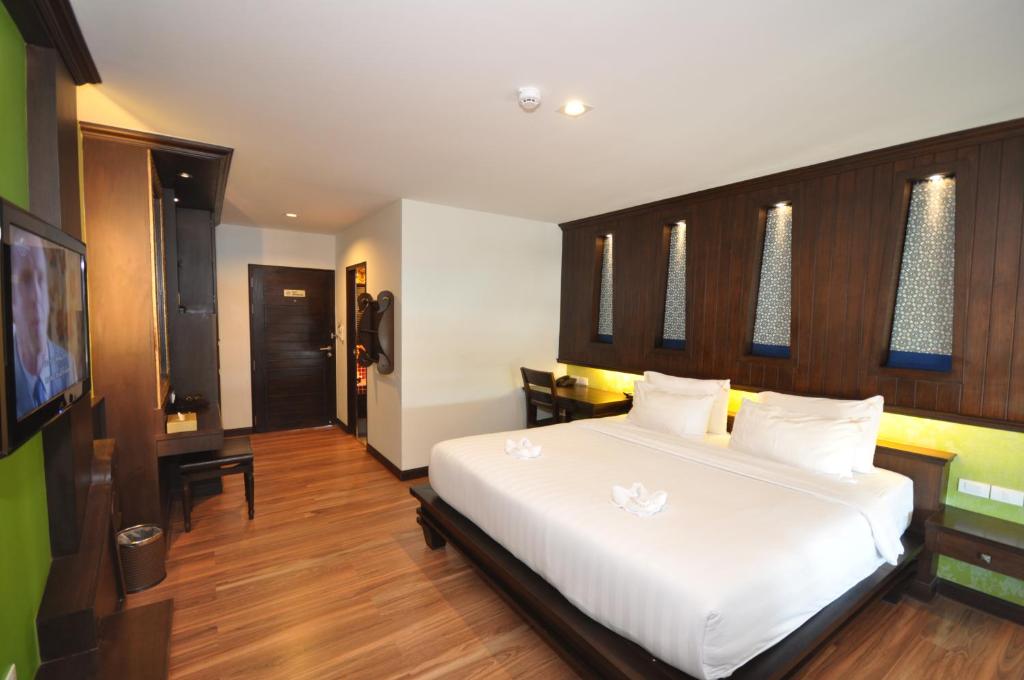 Двухместный (Улучшенный двухместный номер с 1 кроватью или 2 отдельными кроватями, частичный вид на море) отеля Chalelarn Hotel Hua Hin, Хуахин