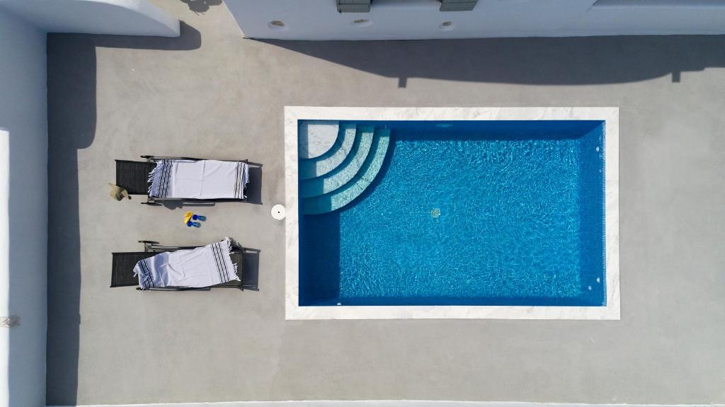 Номер (Вилла с 3 спальнями, видом на море и собственным бассейном) отеля Desiterra Suites, Тира
