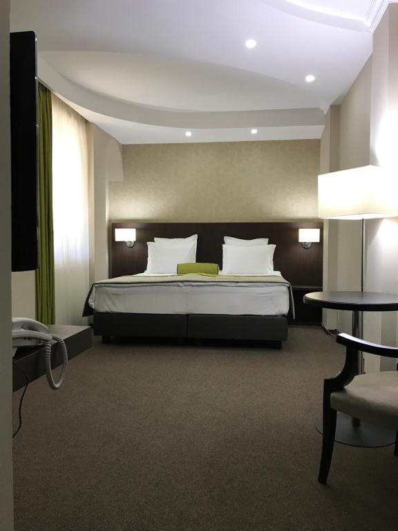 Двухместный (Улучшенный номер с кроватью размера «king-size») отеля Hotel Alex, Галац