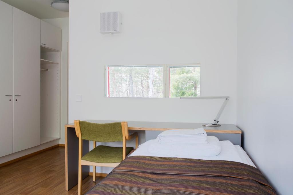 Двухместный (Двухместный номер с 2 отдельными кроватями) хостела Hostel Linnasmäki, Турку