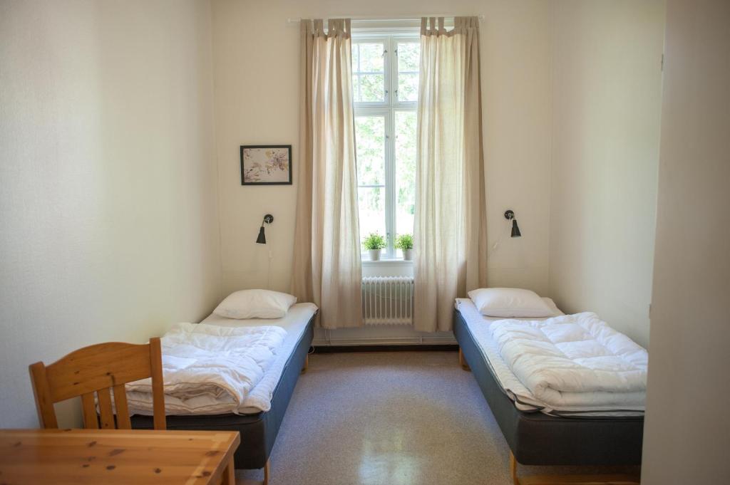 Двухместный (Двухместный номер с 2 отдельными кроватями и общей ванной комнатой) хостела Ronneby Brunnspark Vandrarhem och B&B, Сален