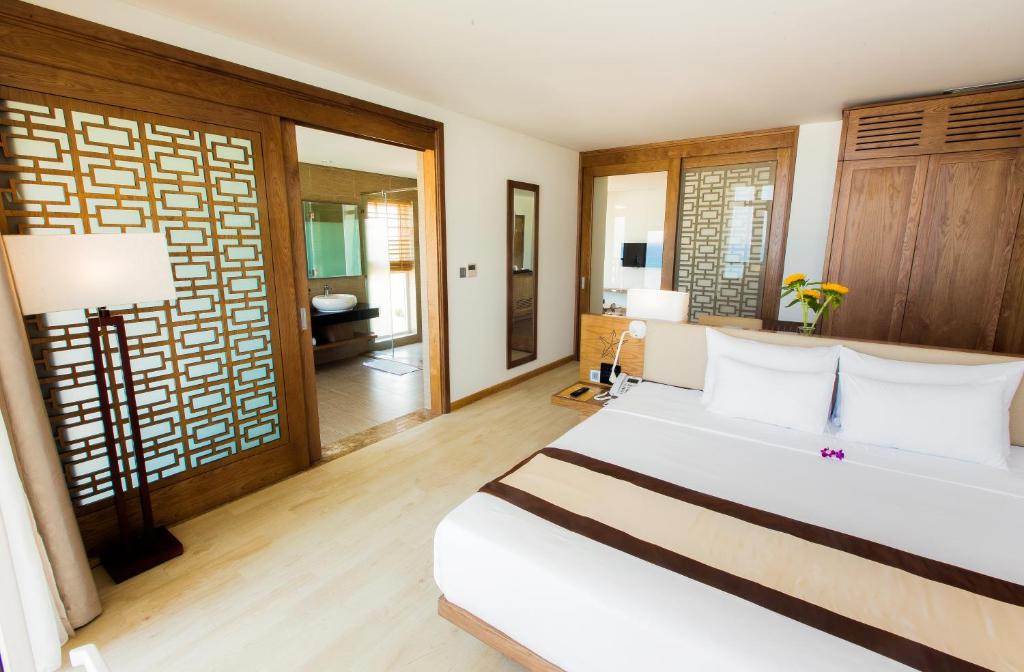 Сьюит (Premium Suite with Balcony - Ocean View), Centara Sandy Beach Resort Danang