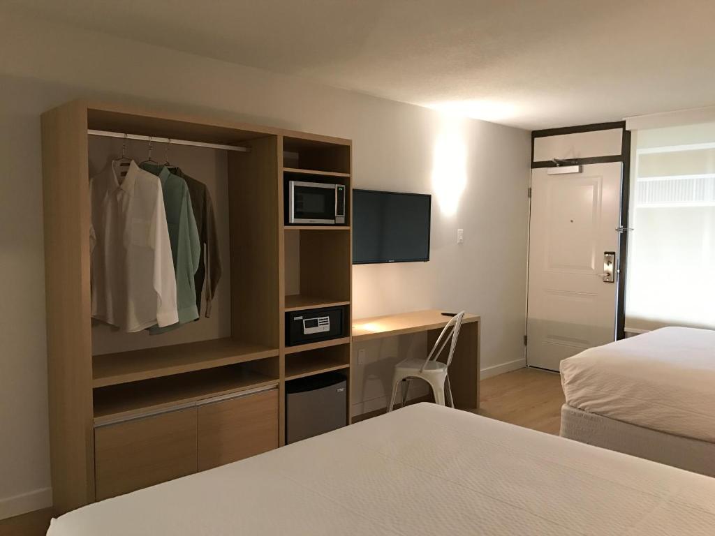 Семейный (Номер с 2 кроватями размера «queen-size» - Оформлен с применением экологически чистых материалов) отеля GreenPoint Hotel Kissimmee, Киссимми